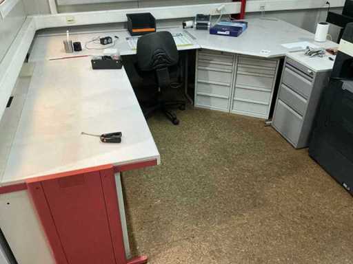 Industrielle U-förmige Arbeitsstation mit Schubladensockeln und Bürostuhl